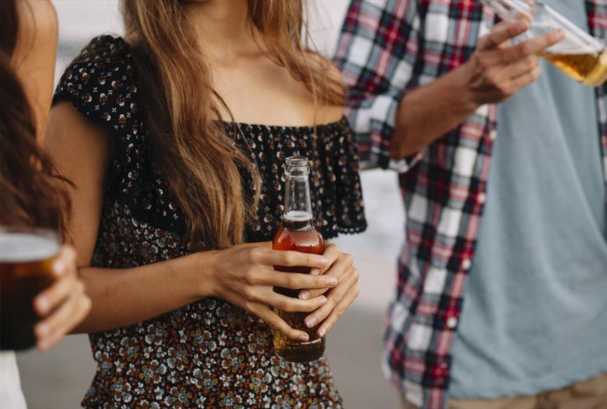 Πλαστές ταυτότητες φτιάχνουν οι ανήλικοι προκειμένου να μπούνε στα κλαμπ.